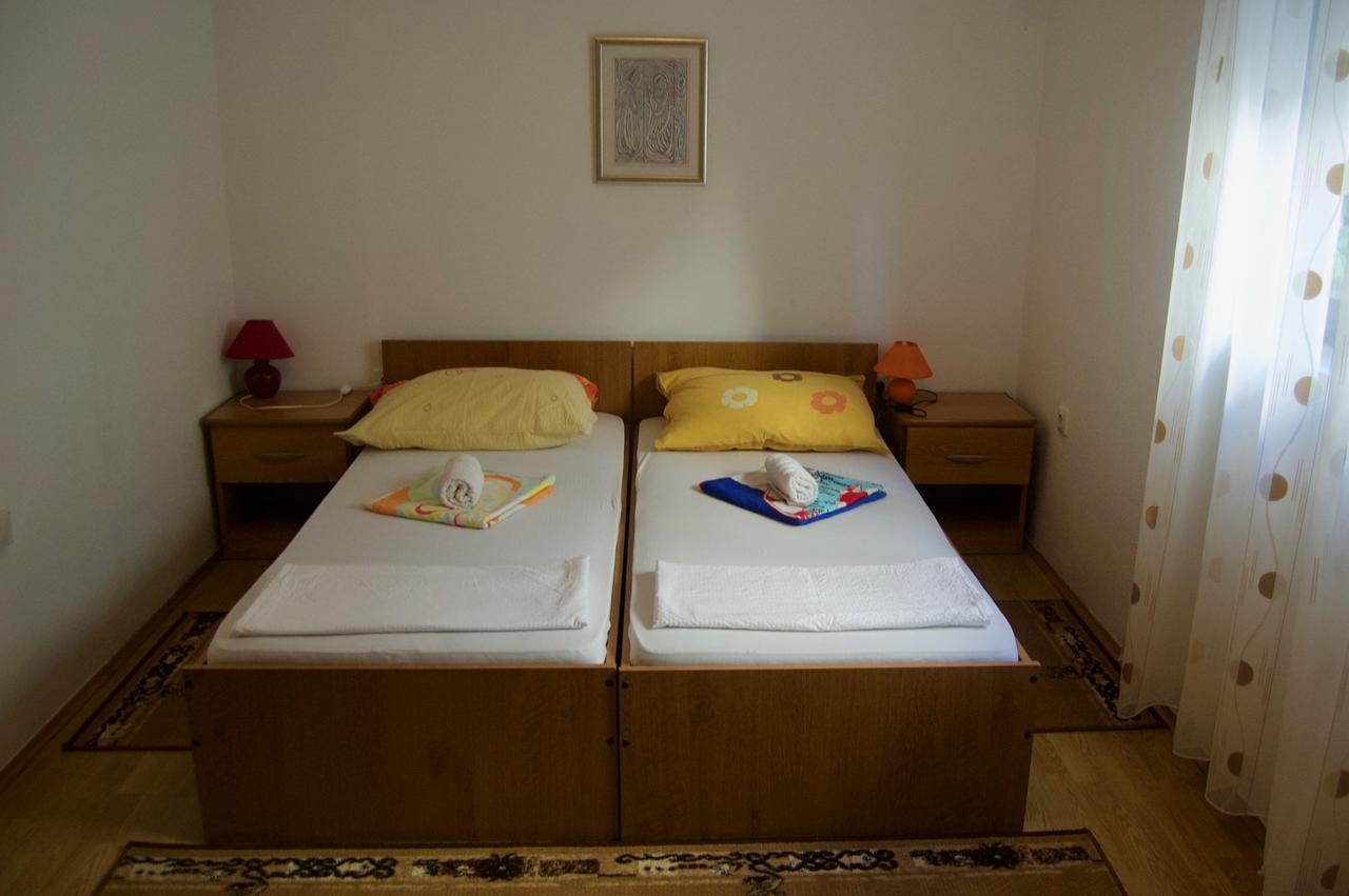 Apartments Petricevic Хвар Екстер'єр фото