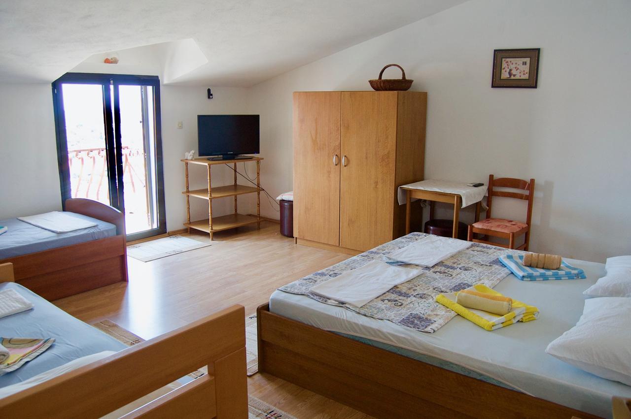 Apartments Petricevic Хвар Екстер'єр фото